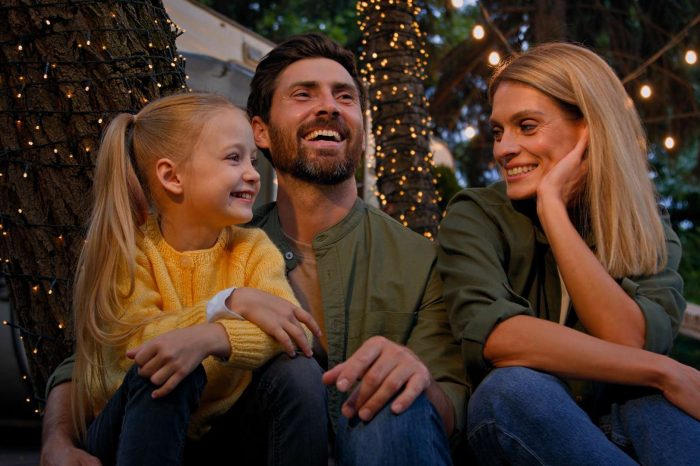 Family photo outdoor with tree lighting for Dreambuilder Coaching